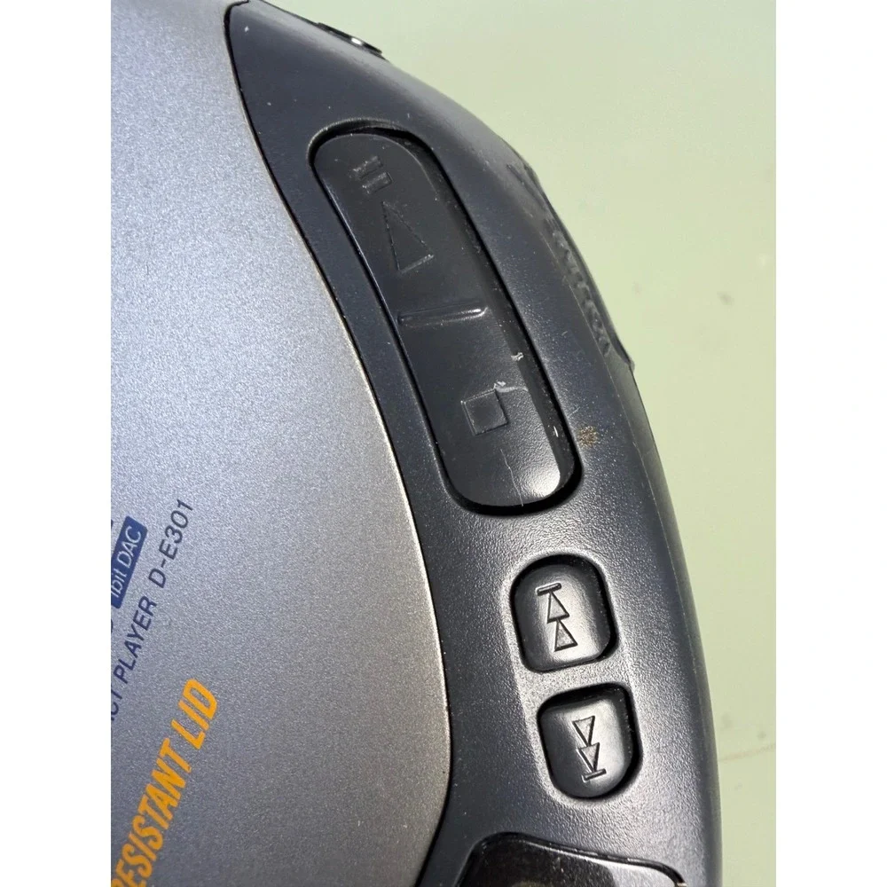 Sony Discman ESP D-E301 portable CD player ESP Mega Bass Vintage Y2K Tech